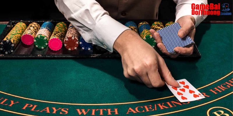 Dealer là người đứng ở vị trí chia bài và thường hành động cuối cùng