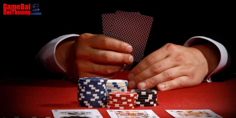 Quy trình chia bài của poker giống nhau trong cả bản online lẫn trực tiếp