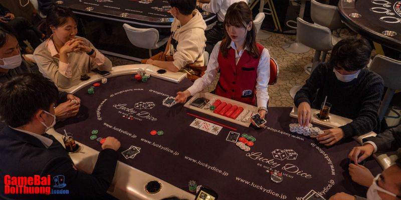 Số lượng người chơi poker thường tối thiểu 2 người và tối đa 10 người