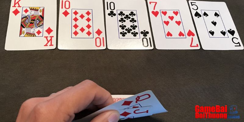 Người chơi nên đối chiếu equity từ outs với pot odds để đưa ra lựa chọn phù hợp